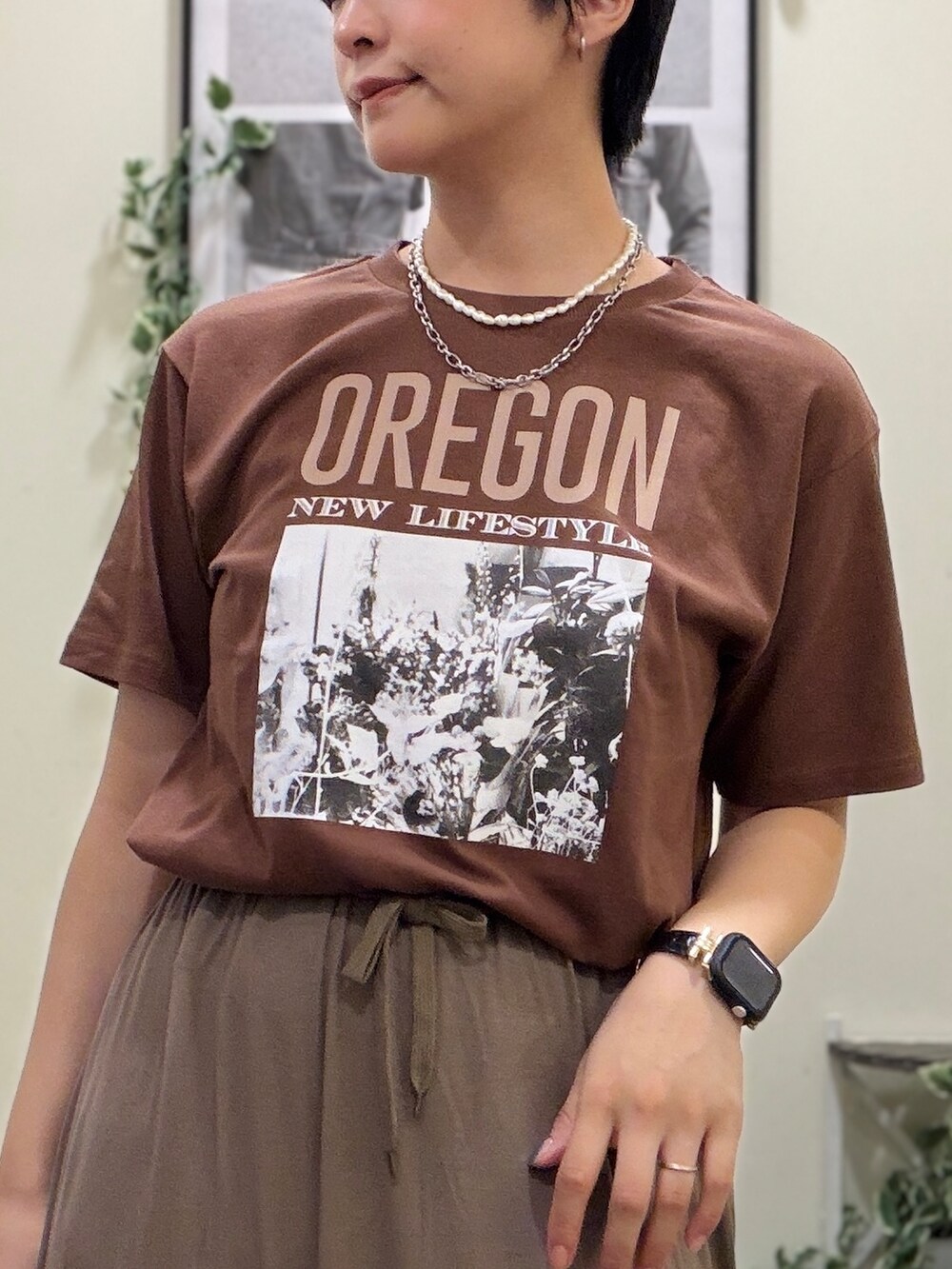 ブラウン系のスカート、ブラウン系のTシャツ/カットソー、ブラック系のスカートを着用したレディースの夏コーディネートの4枚目の写真