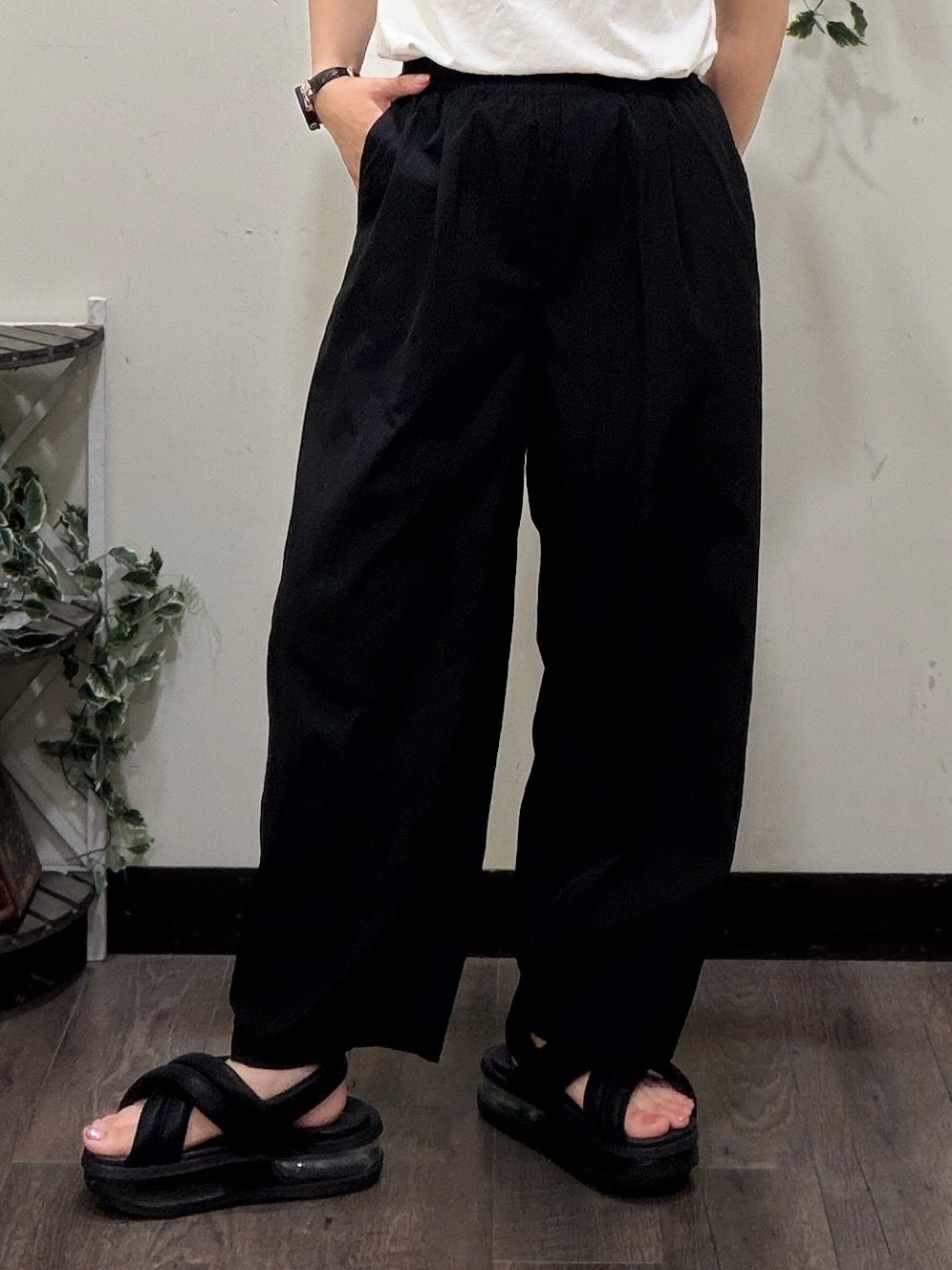 イエロー系のシャツ/ブラウス、ブラック系のその他パンツ、ホワイト系のTシャツ/カットソーを着用したレディースの夏コーディネートの7枚目の写真