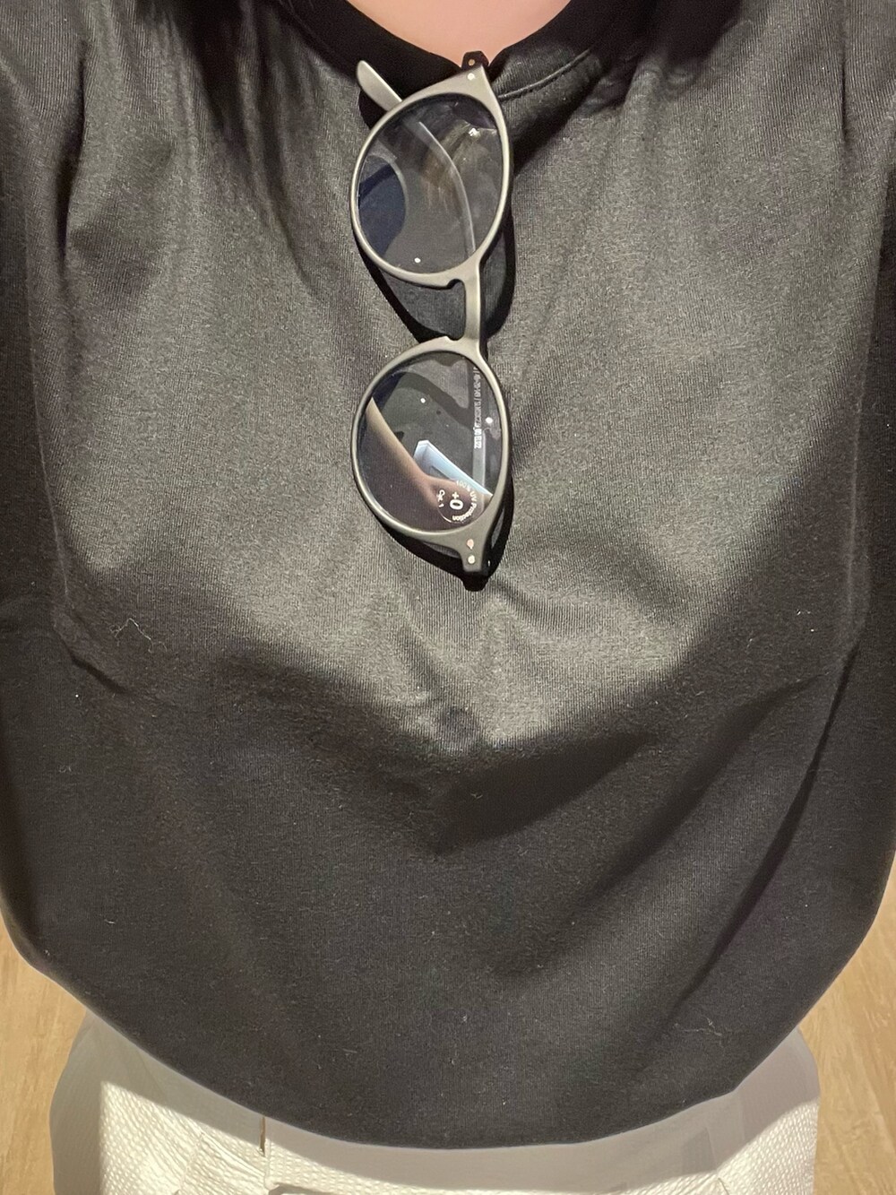 ホワイト系のその他パンツ、ブラック系のTシャツ/カットソー、ブラック系のかごバッグを着用したレディースの夏コーディネートの4枚目の写真