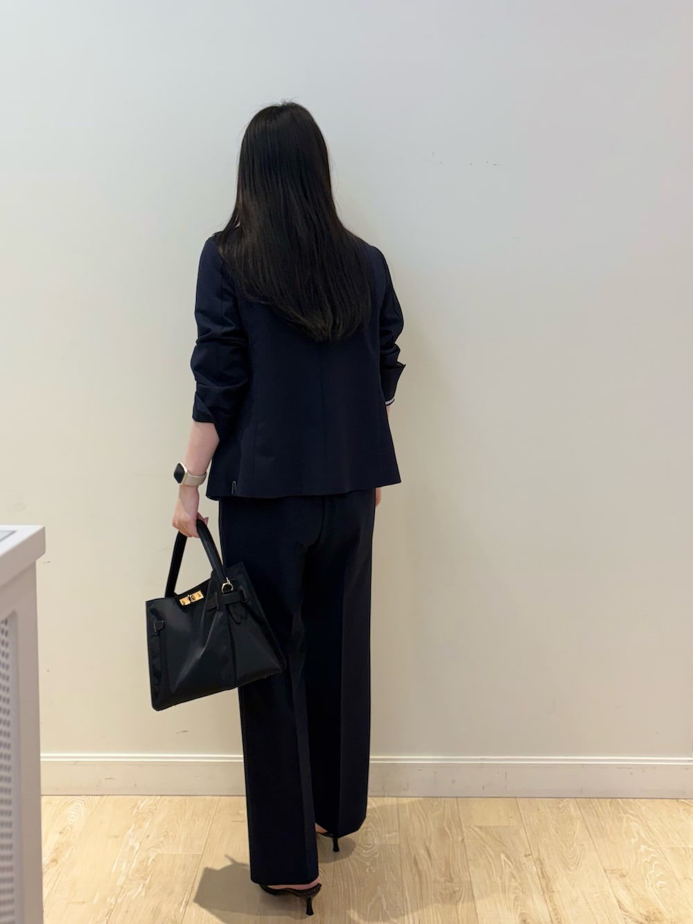 ブラック系のトートバッグ、ブルー系のその他パンツ、ブラック系のシャツ/ブラウスを着用したレディースの夏コーディネートの3枚目の写真