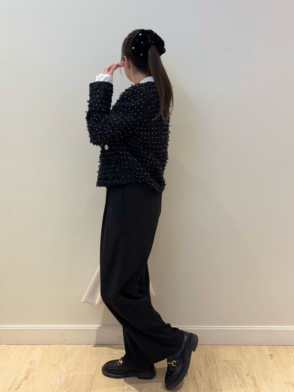 ホワイト系のシャツ/ブラウス、ブルー系のノーカラージャケット、ブラック系のその他パンツを着用したレディースの冬コーディネートの2枚目の写真