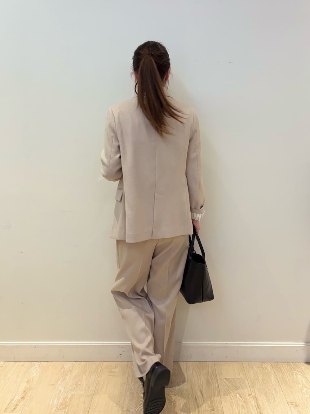 ブラック系のトートバッグ、ベージュ系のその他パンツ、ベージュ系のテーラードジャケットを着用したレディースの春コーディネートの2枚目の写真