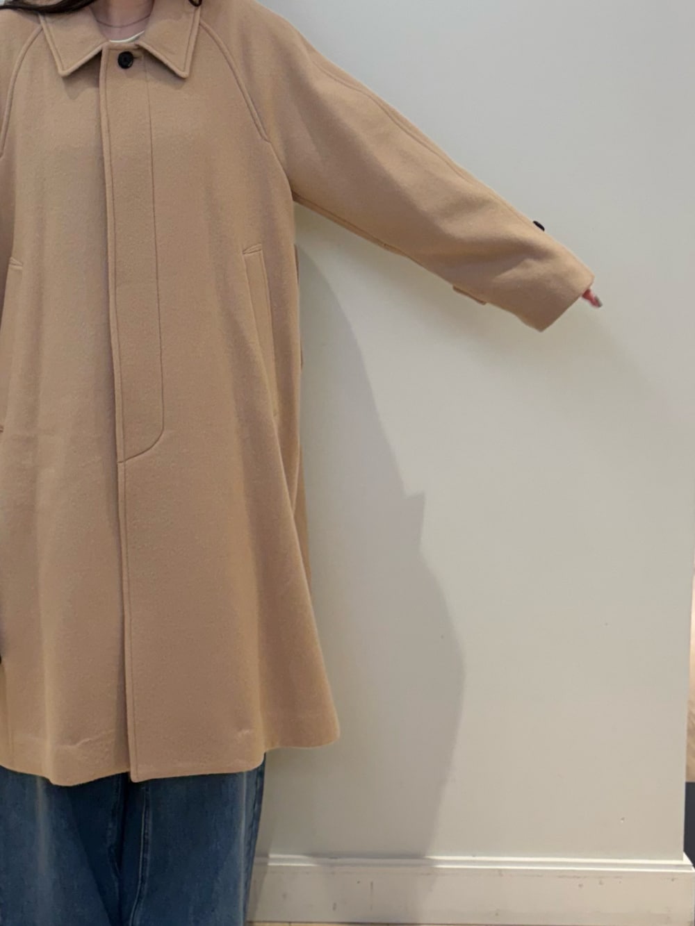 シルバー系のTシャツ/カットソー、ブルー系のデニムパンツ、ブラック系のショルダーバッグを着用したレディースの秋コーディネートの4枚目の写真