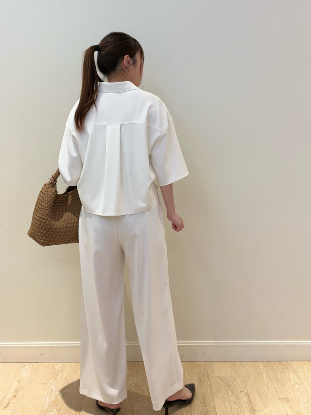 ブラウン系のショルダーバッグ、ホワイト系のシャツ/ブラウス、ホワイト系のその他パンツを着用したレディースの春コーディネートの2枚目の写真