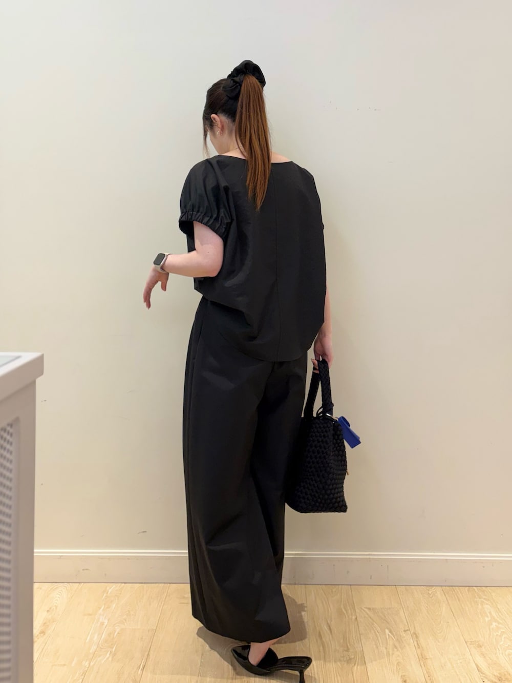 ブラック系のシャツ/ブラウス、ブラック系のその他パンツ、ブラック系のショルダーバッグを着用したレディースの夏コーディネートの2枚目の写真
