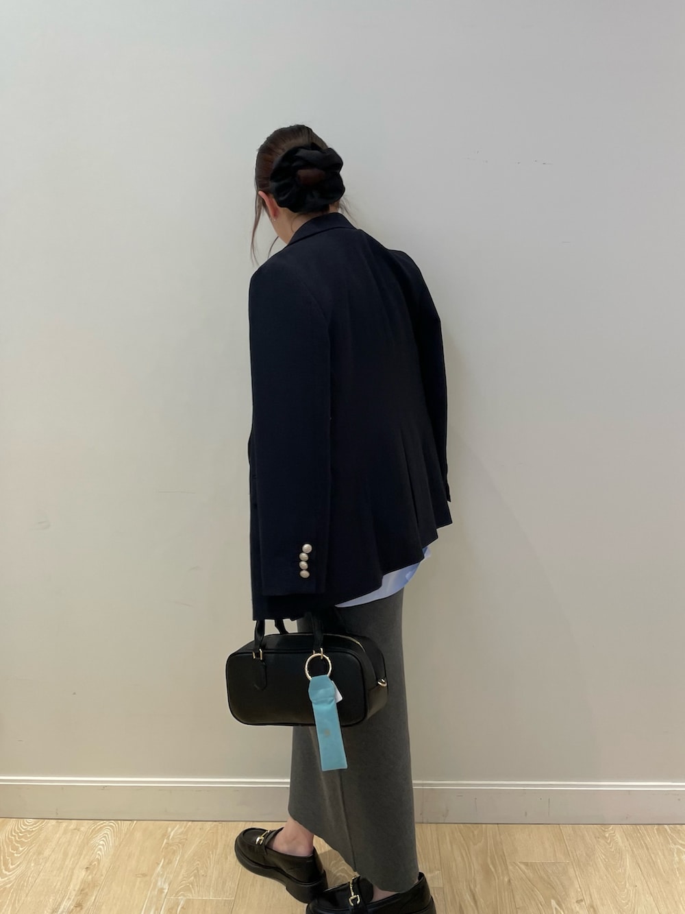 ブルー系のシャツ/ブラウス、グレー系のスカート、ブルー系のテーラードジャケットを着用したレディースの冬コーディネートの3枚目の写真