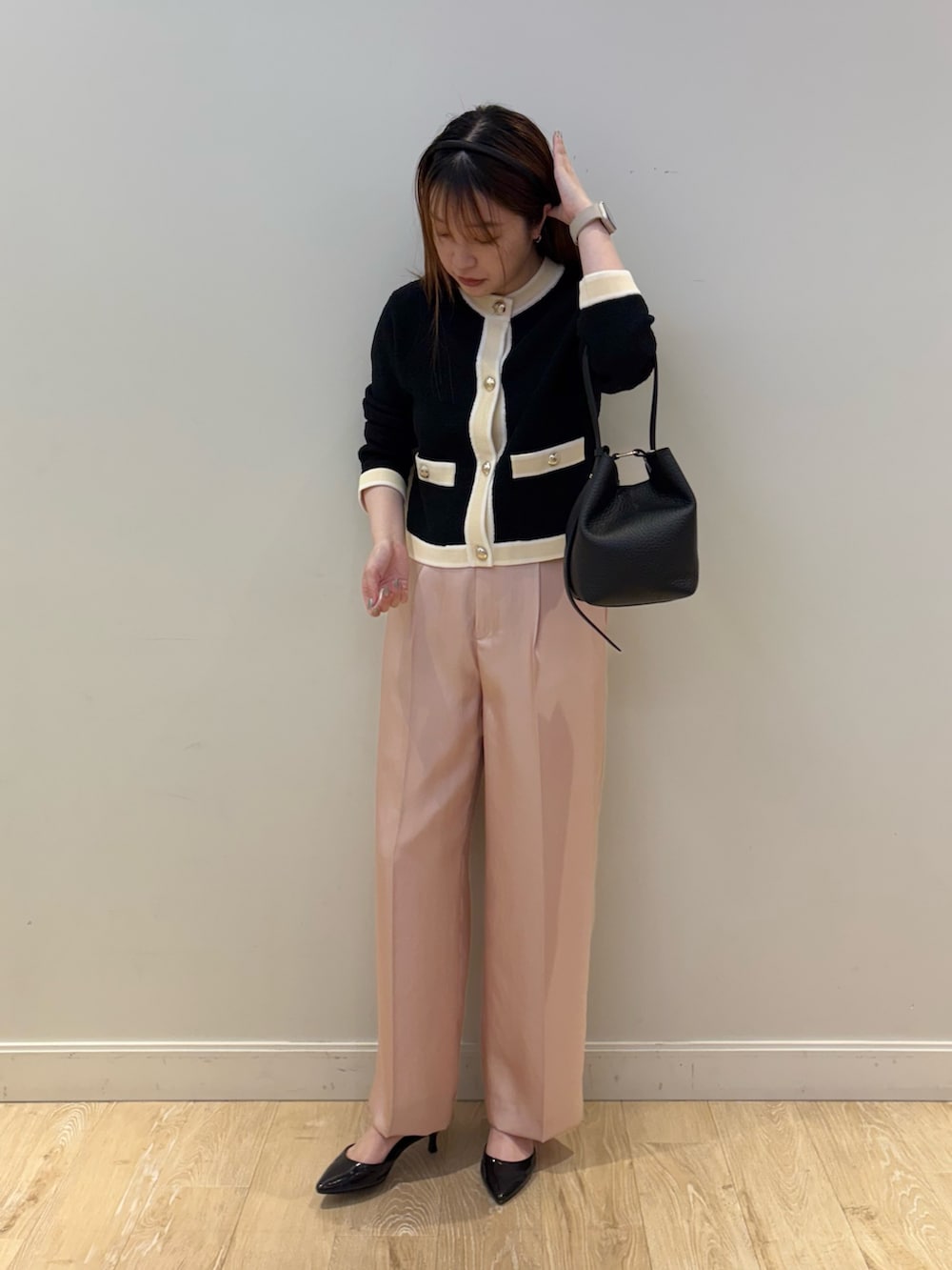 ブラック系のショルダーバッグ、ピンク系のその他パンツ、ブラック系のカーディガン/ボレロを着用したレディースの秋コーディネートの3枚目の写真