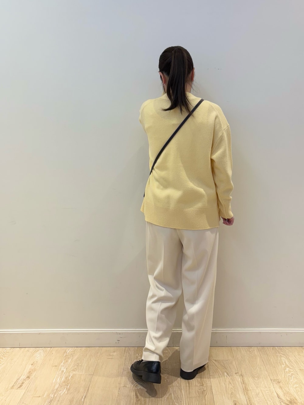 ブラック系のショルダーバッグ、ホワイト系のその他パンツ、ホワイト系のタンクトップを着用したレディースの冬コーディネートの2枚目の写真