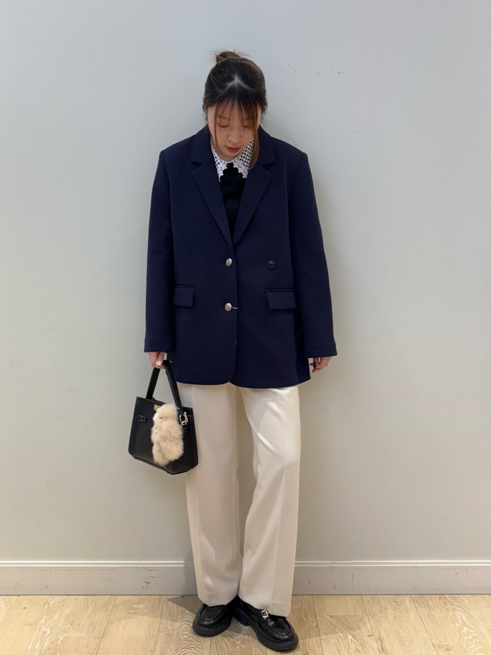 ブラック系のショルダーバッグ、ホワイト系のその他パンツ、ブラック系のニット/セーターを着用したレディースの秋コーディネートの3枚目の写真