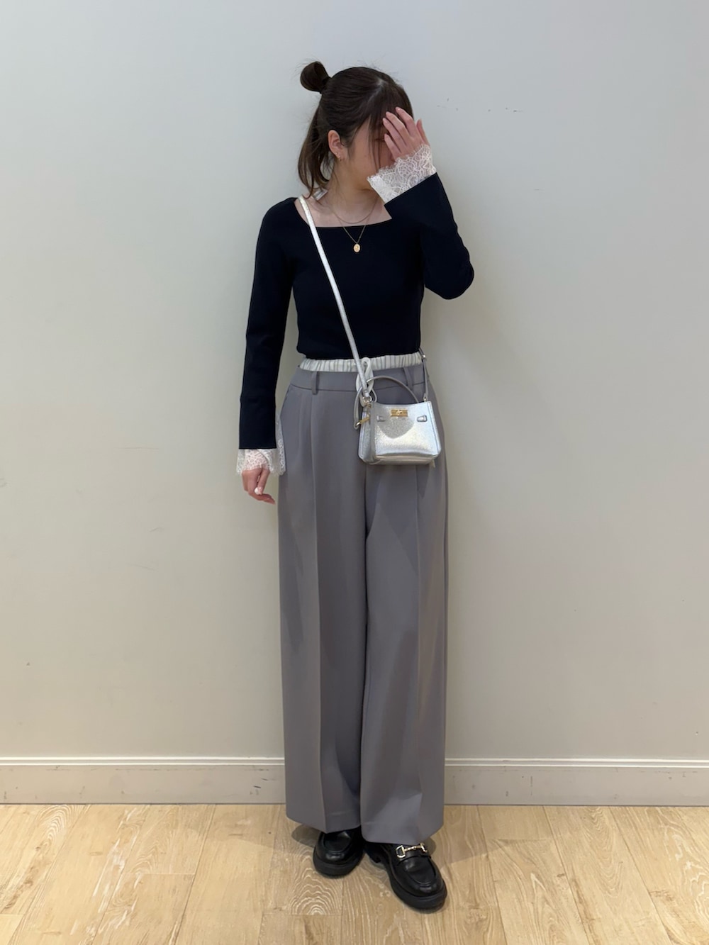 シルバー系のショルダーバッグ、ブルー系のニット/セーター、グレー系のその他パンツを着用したレディースの冬コーディネートの4枚目の写真