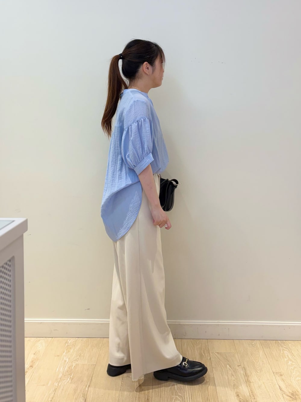 ブラック系のショルダーバッグ、ホワイト系のその他パンツ、ブラック系のタンクトップを着用したレディースの夏コーディネートの2枚目の写真