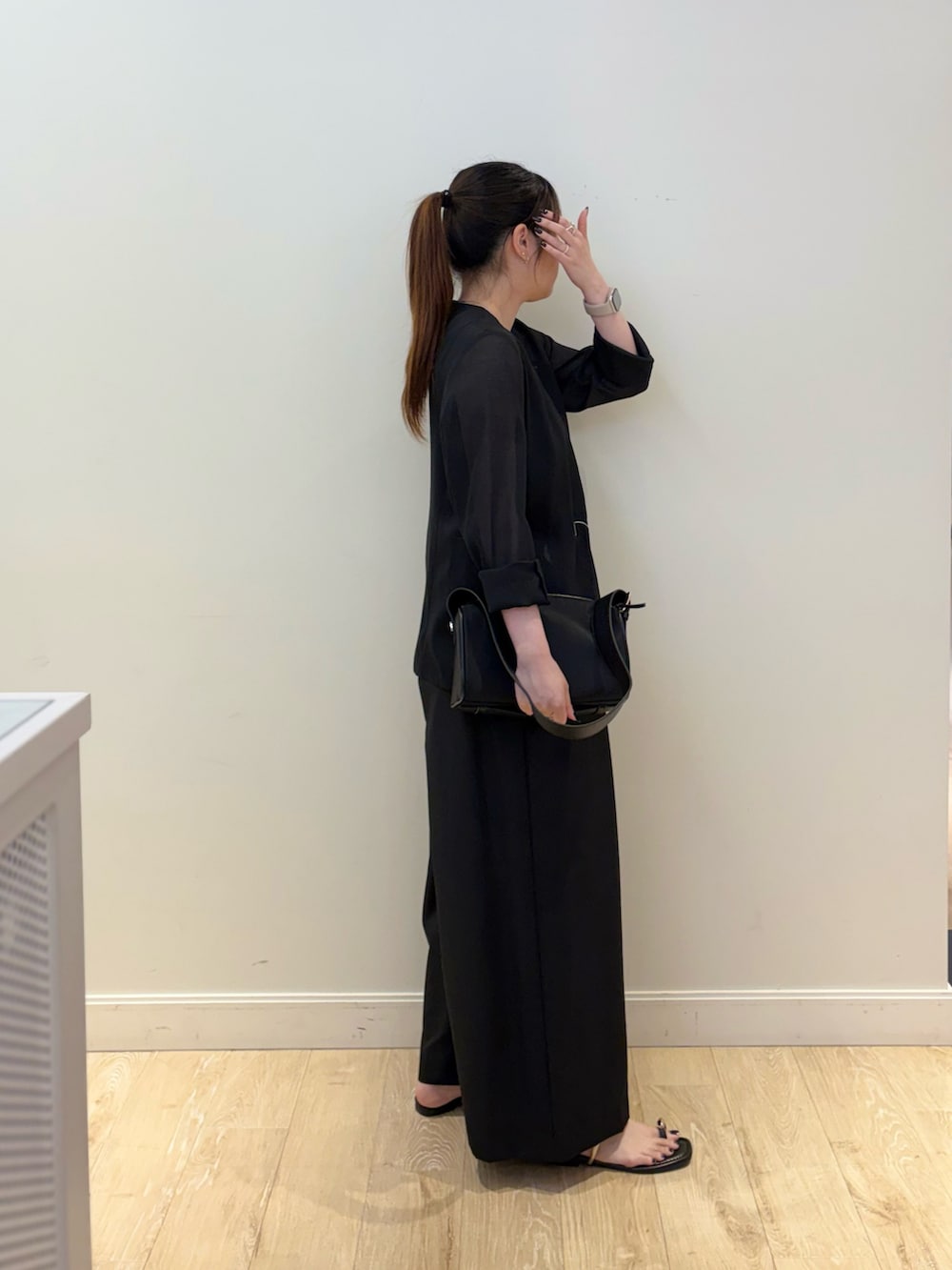 ブラック系のショルダーバッグ、ブラック系のその他パンツ、ブラック系のタンクトップを着用したレディースの夏コーディネートの3枚目の写真