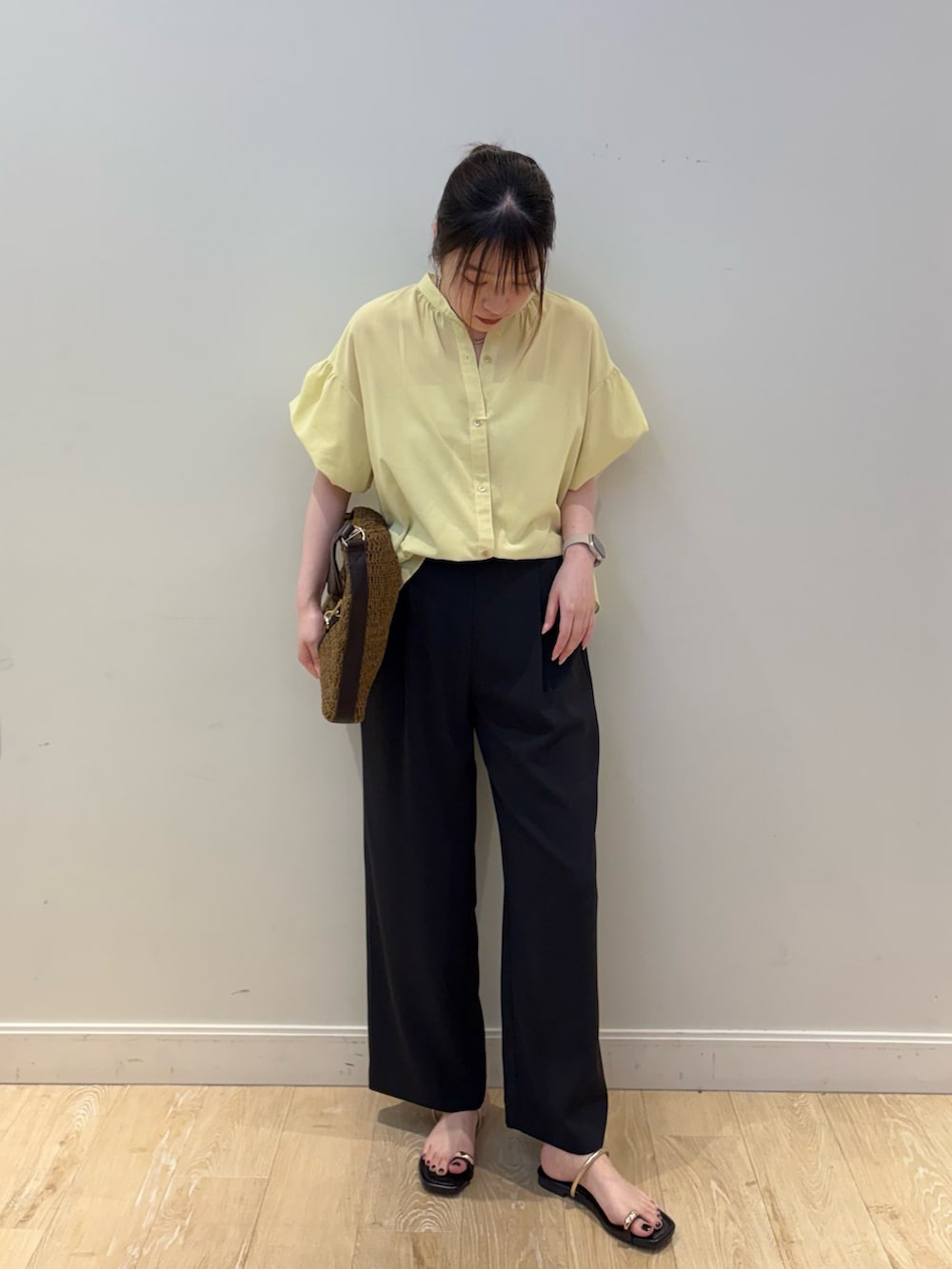 ブラック系のその他パンツ、ブラウン系のショルダーバッグ、イエロー系のシャツ/ブラウスを着用したレディースの春コーディネートの4枚目の写真