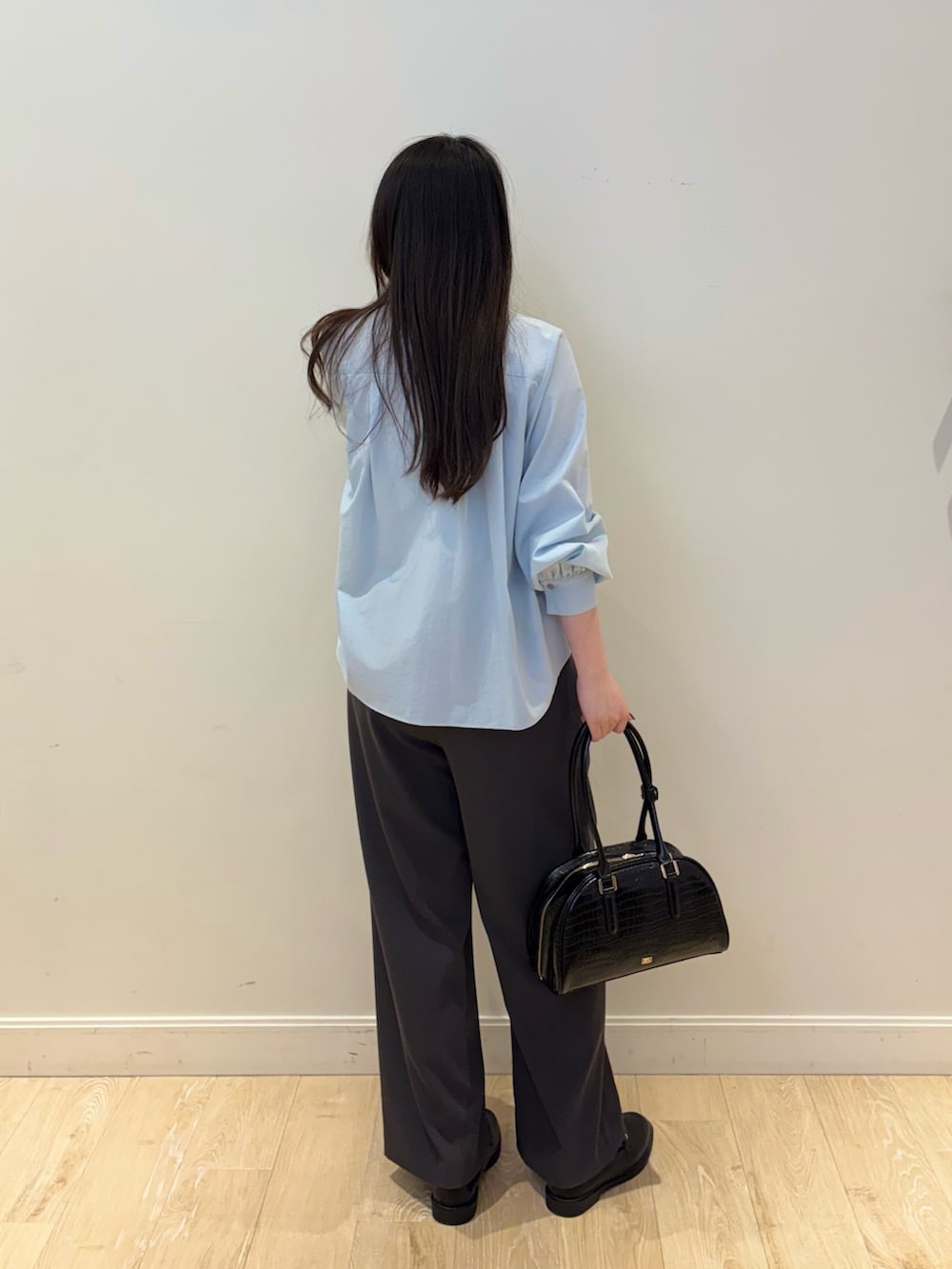 ブラック系のボストンバッグ、グレー系のその他パンツ、ブルー系のシャツ/ブラウスを着用したレディースの秋コーディネートの3枚目の写真
