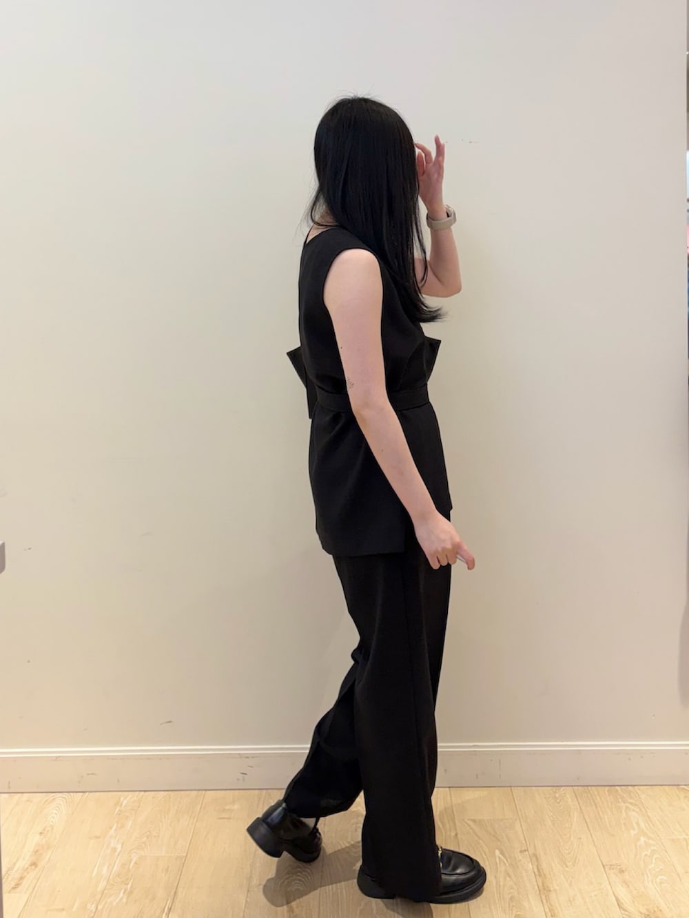 ブラック系のその他パンツ、ブラック系のベスト、ブラック系のトートバッグを着用したレディースの夏コーディネートの3枚目の写真