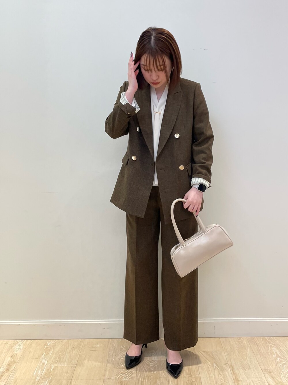 ブラウン系のテーラードジャケット、ブラウン系のその他パンツ、ホワイト系のシャツ/ブラウスを着用したレディースの夏コーディネートの2枚目の写真