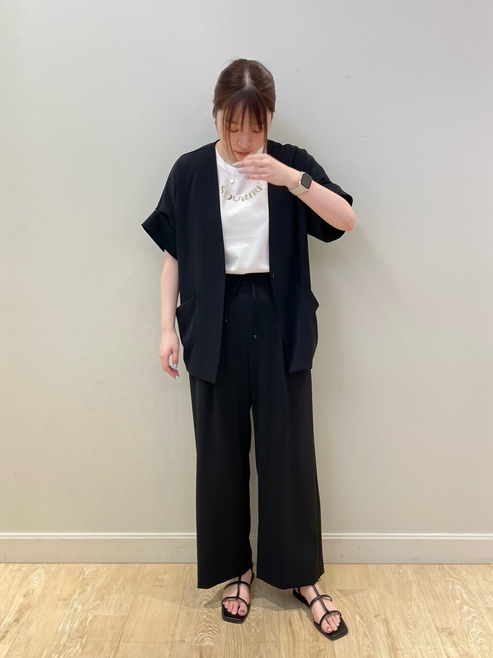 ブラック系のその他パンツ、ブラック系のノーカラージャケット、ホワイト系のTシャツ/カットソーを着用したレディースの春コーディネートの3枚目の写真