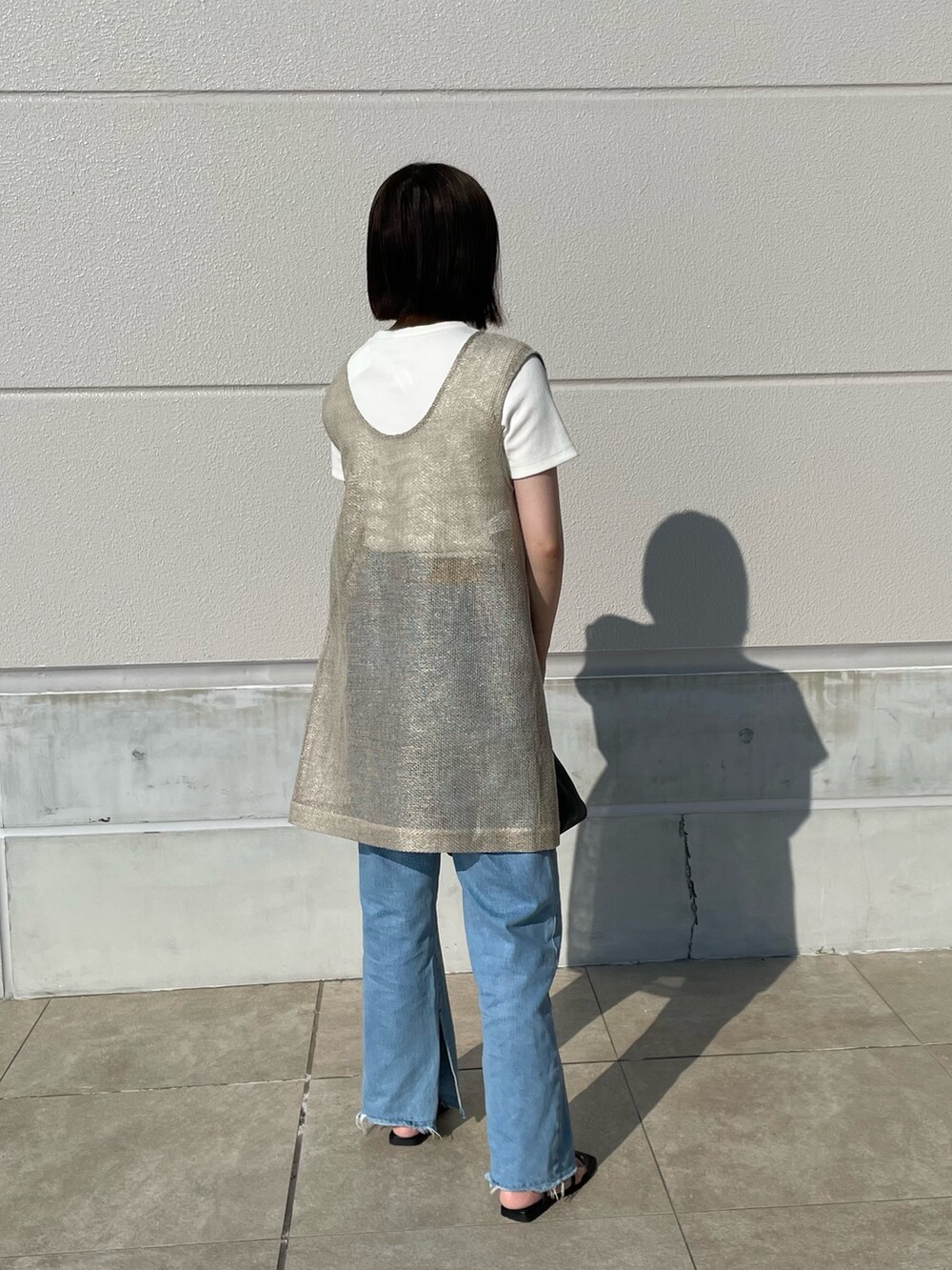 ベージュ系のブルゾン、ホワイト系のTシャツ/カットソー、ブラック系のショルダーバッグを着用したレディースの夏コーディネートの3枚目の写真