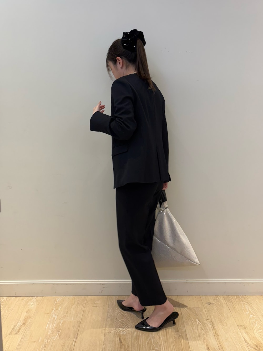 ホワイト系のショルダーバッグ、ホワイト系のシャツ/ブラウス、ブルー系のノーカラージャケットを着用したレディースの冬コーディネートの2枚目の写真