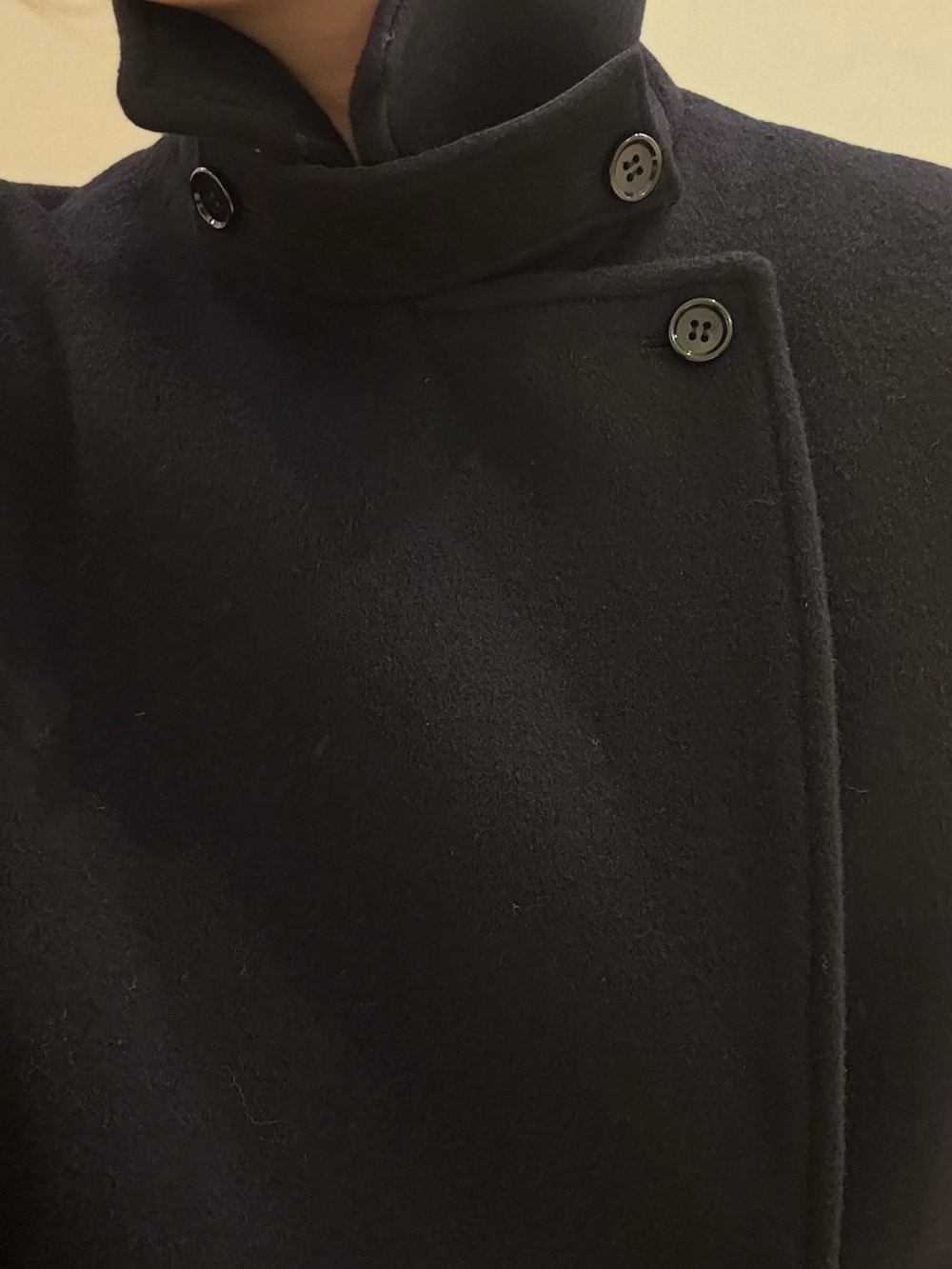 ブルー系のカーディガン/ボレロ、グレー系のその他パンツ、ブラック系のショルダーバッグを着用したレディースの秋コーディネートの5枚目の写真