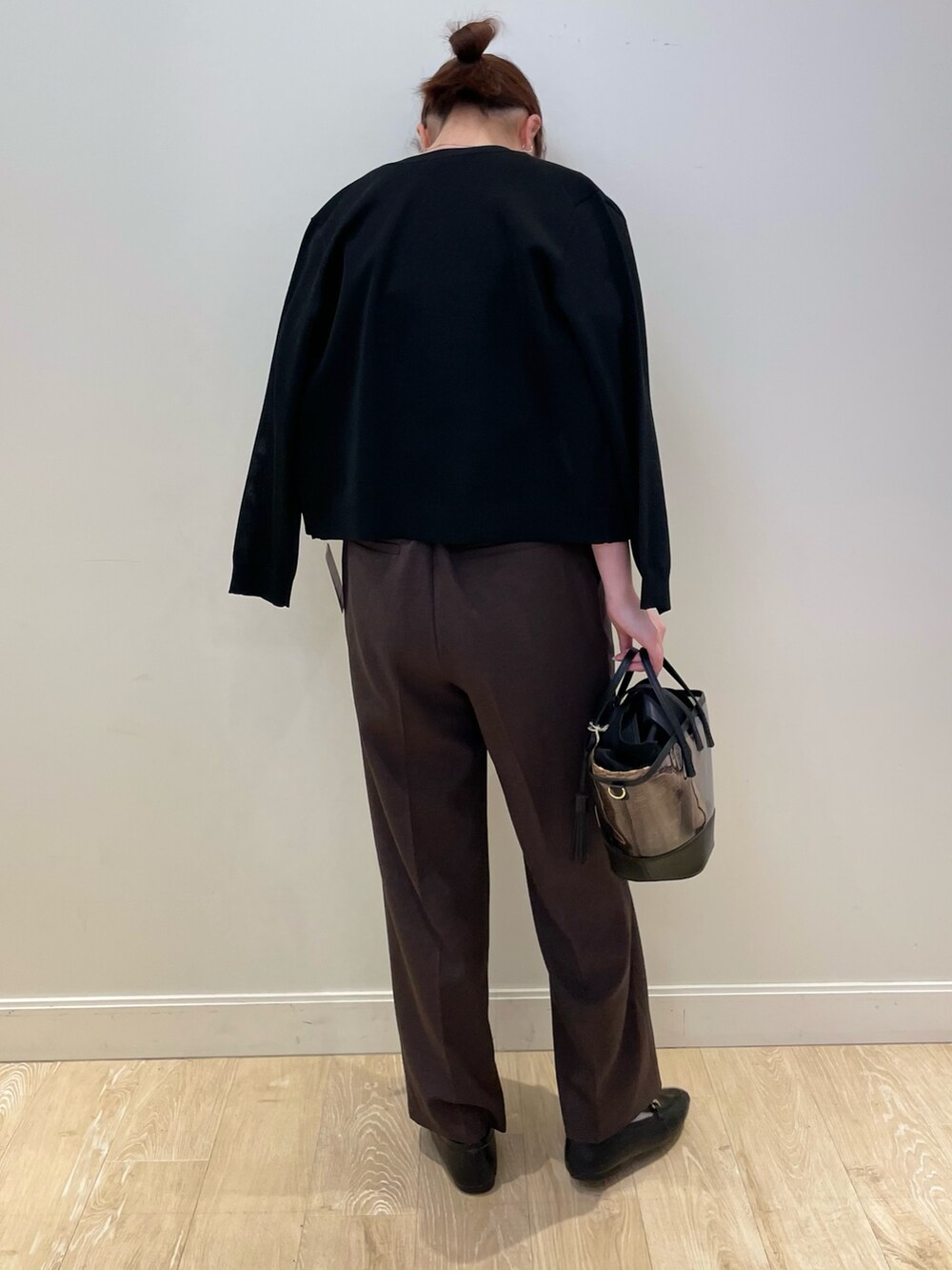 ブラウン系のその他パンツ、ブラック系のニット/セーター、ブラック系のカーディガン/ボレロを着用したレディースの春コーディネートの3枚目の写真