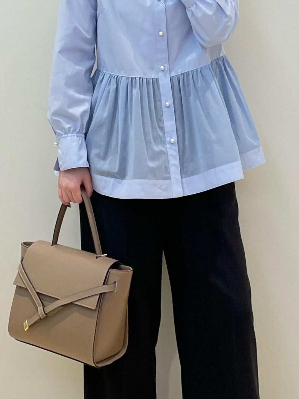 ブルー系のシャツ/ブラウス、ブラック系のその他パンツ、ベージュ系のショルダーバッグを着用したレディースの冬コーディネートの5枚目の写真