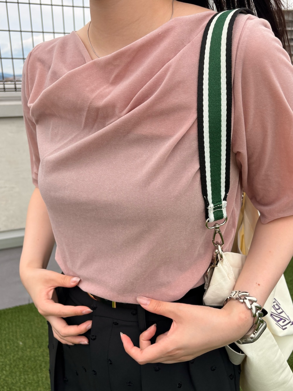 ホワイト系のエコバッグ/サブバッグ、ブラック系のその他パンツ、ピンク系のTシャツ/カットソーを着用したレディースの夏コーディネートの4枚目の写真