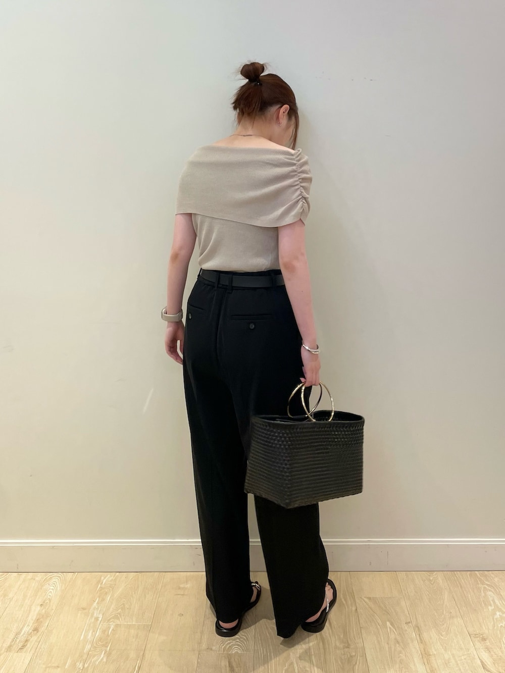 シルバー系のサンダル、ブラック系のその他パンツ、ベージュ系のニット/セーターを着用したレディースの夏コーディネートの3枚目の写真