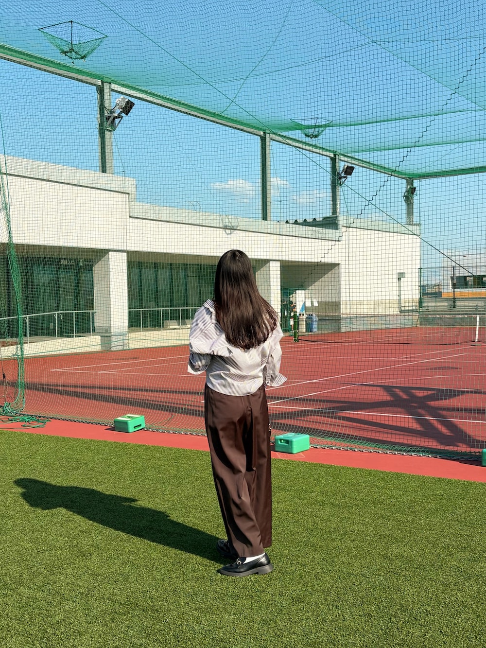 ブラック系のタンクトップ、ブラウン系のシャツ/ブラウス、ブラウン系のその他パンツを着用したレディースの夏コーディネートの2枚目の写真