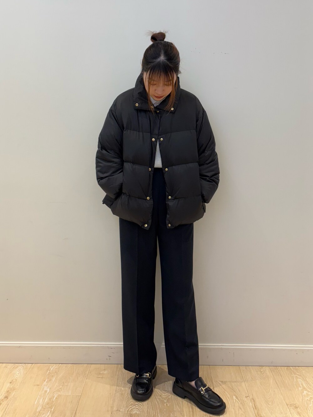 グレー系のニット/セーター、ブルー系のその他パンツ、ブラック系のベルトを着用したレディースの秋コーディネートの4枚目の写真