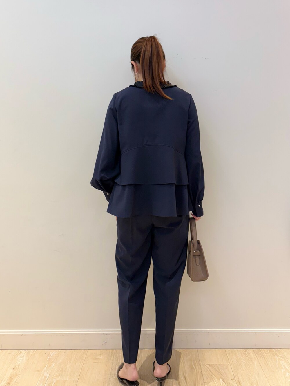 ベージュ系のショルダーバッグ、ブラック系のタンクトップ、ブルー系のシャツ/ブラウスを着用したレディースの冬コーディネートの2枚目の写真