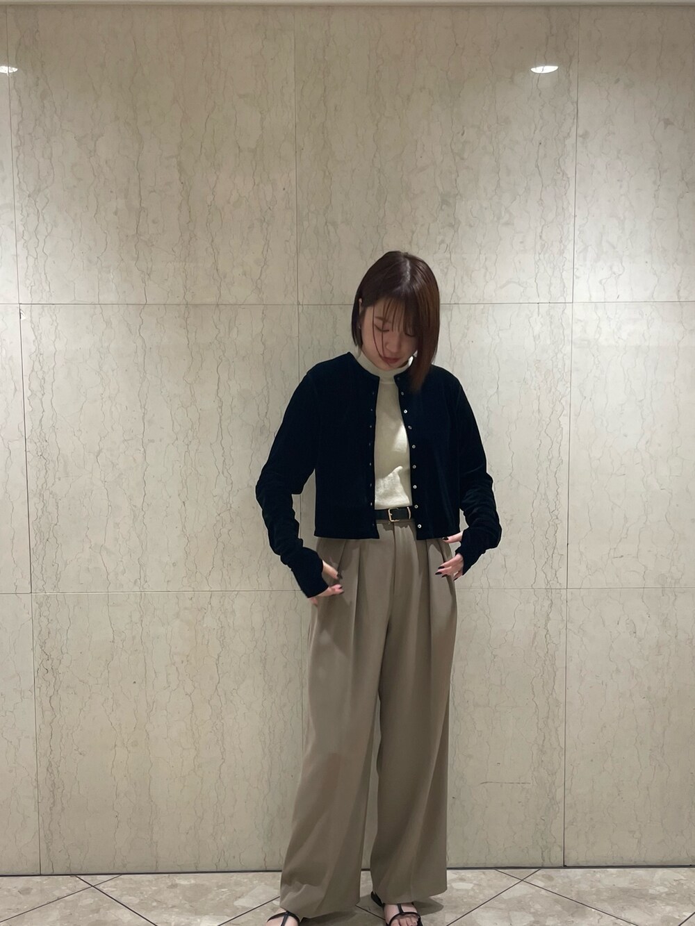 ゴールド系のニット/セーター、ブラック系のカーディガン/ボレロ、グリーン系のその他パンツを着用したレディースの夏コーディネートの3枚目の写真