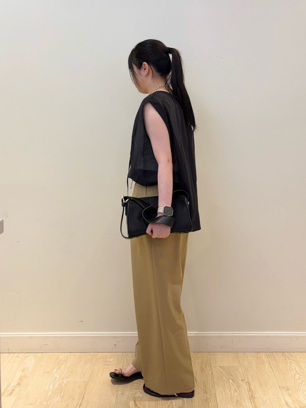 ブラック系のショルダーバッグ、グリーン系のその他パンツ、ブラック系のシャツ/ブラウスを着用したレディースの夏コーディネートの3枚目の写真