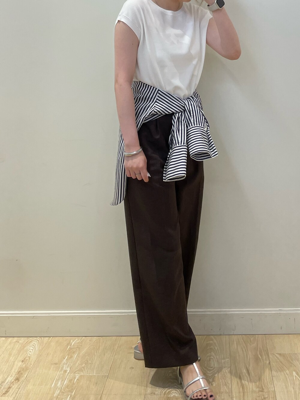 ブラウン系のその他パンツ、ホワイト系のニット/セーター、ブルー系のシャツ/ブラウスを着用したレディースの夏コーディネートの2枚目の写真