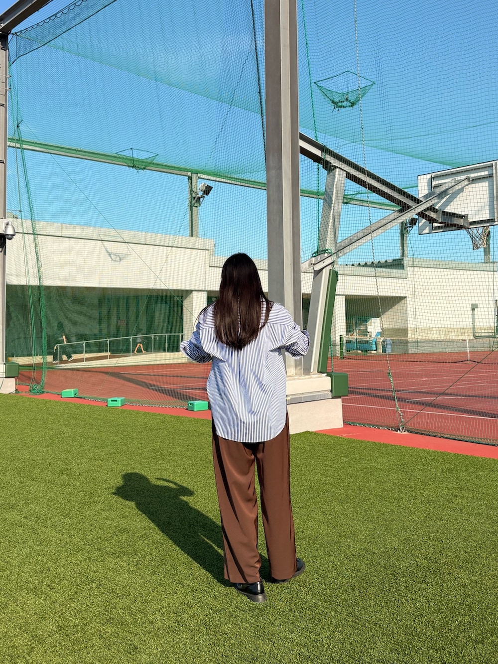 ブルー系のシャツ/ブラウス、ブラウン系のその他パンツ、ブラック系のボディバッグ/ウエストポーチを着用したレディースの夏コーディネートの3枚目の写真
