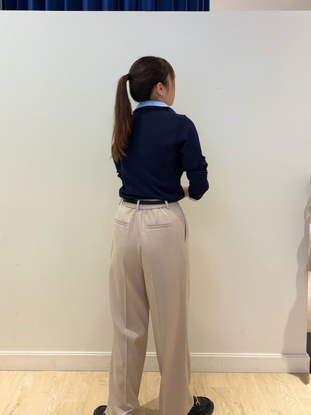 ベージュ系のその他パンツ、ブラック系のトートバッグ、ブルー系のニット/セーターを着用したレディースの春コーディネートの2枚目の写真