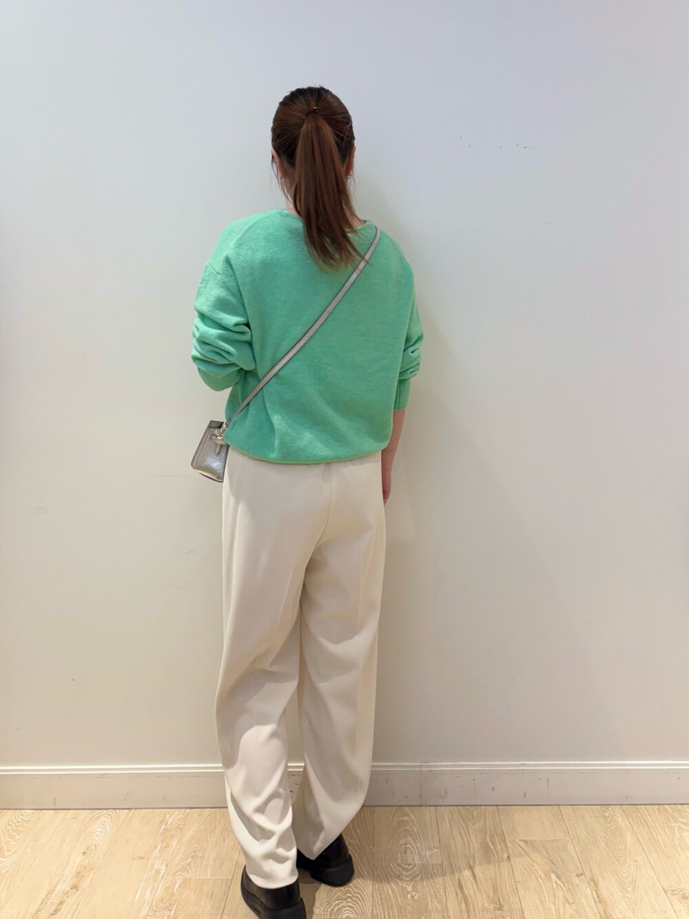 シルバー系のショルダーバッグ、ホワイト系のその他パンツ、ホワイト系のタンクトップを着用したレディースの冬コーディネートの2枚目の写真