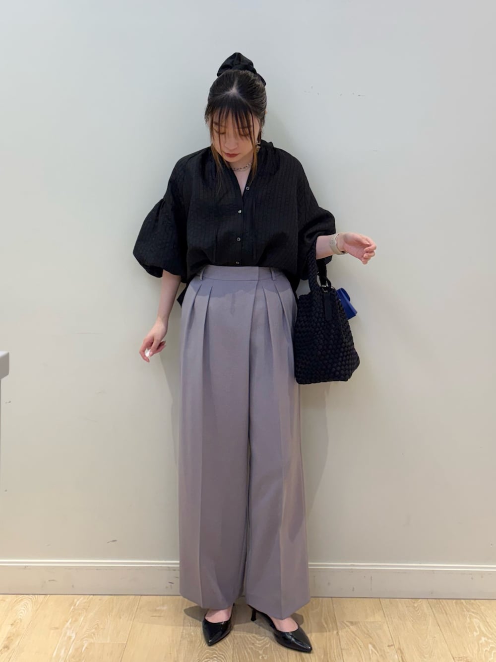 ブラック系のショルダーバッグ、グレー系のその他パンツ、ブラック系のシャツ/ブラウスを着用したレディースの夏コーディネートの4枚目の写真