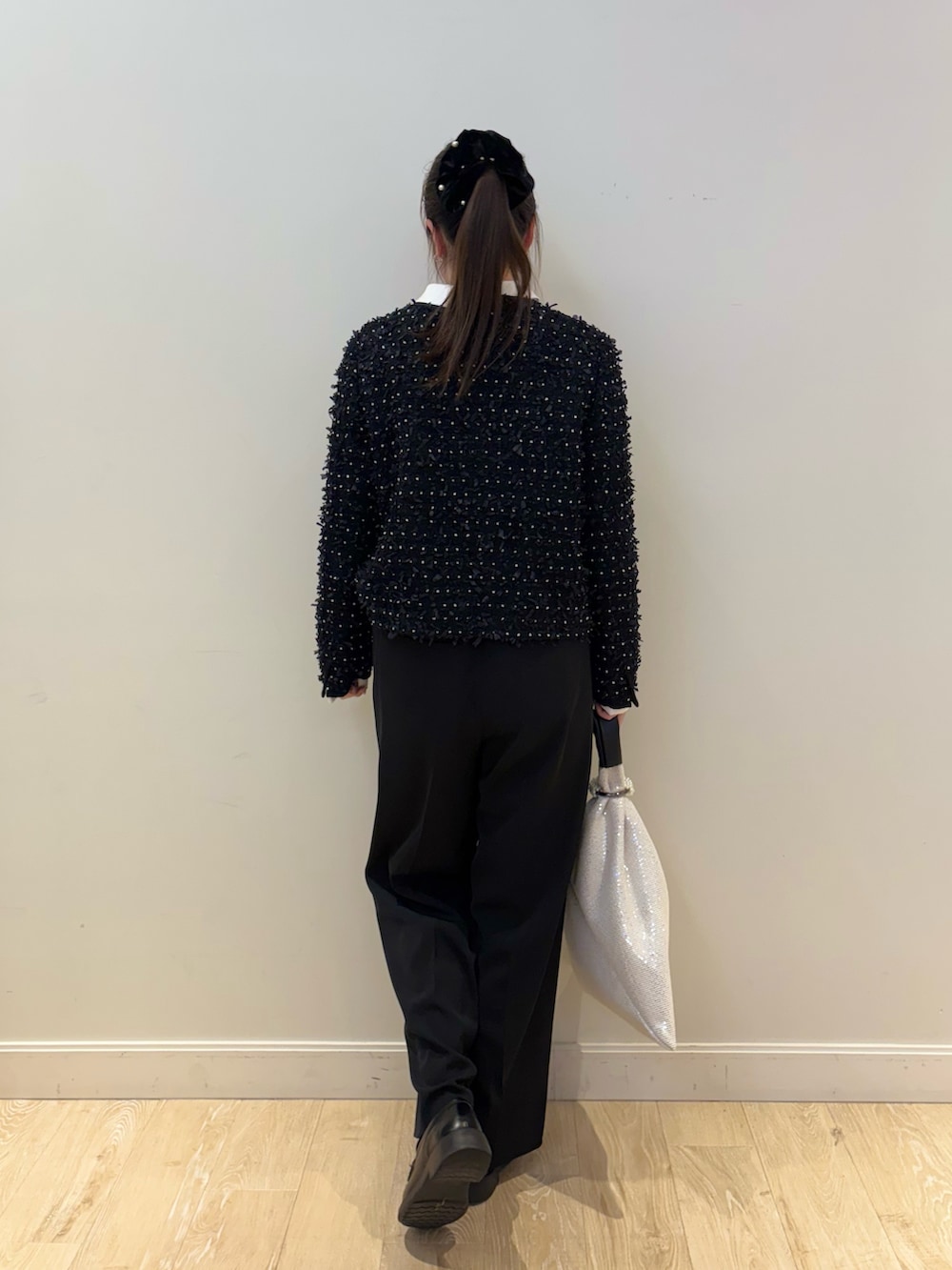 ホワイト系のシャツ/ブラウス、ブルー系のノーカラージャケット、ブラック系のその他パンツを着用したレディースの冬コーディネートの3枚目の写真