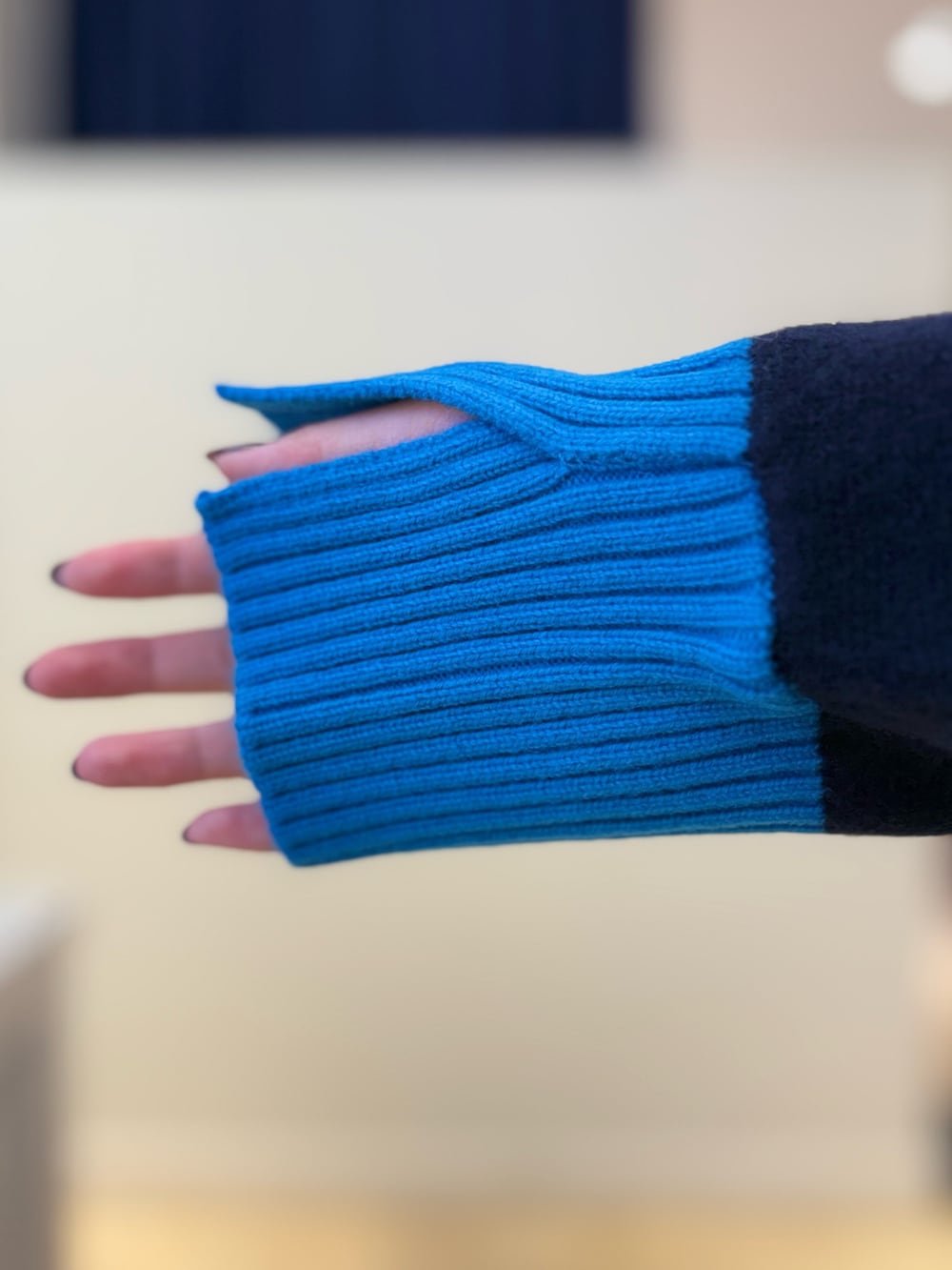 ブラック系のボストンバッグ、ホワイト系のその他パンツ、ブルー系のニット/セーターを着用したレディースの秋コーディネートの5枚目の写真