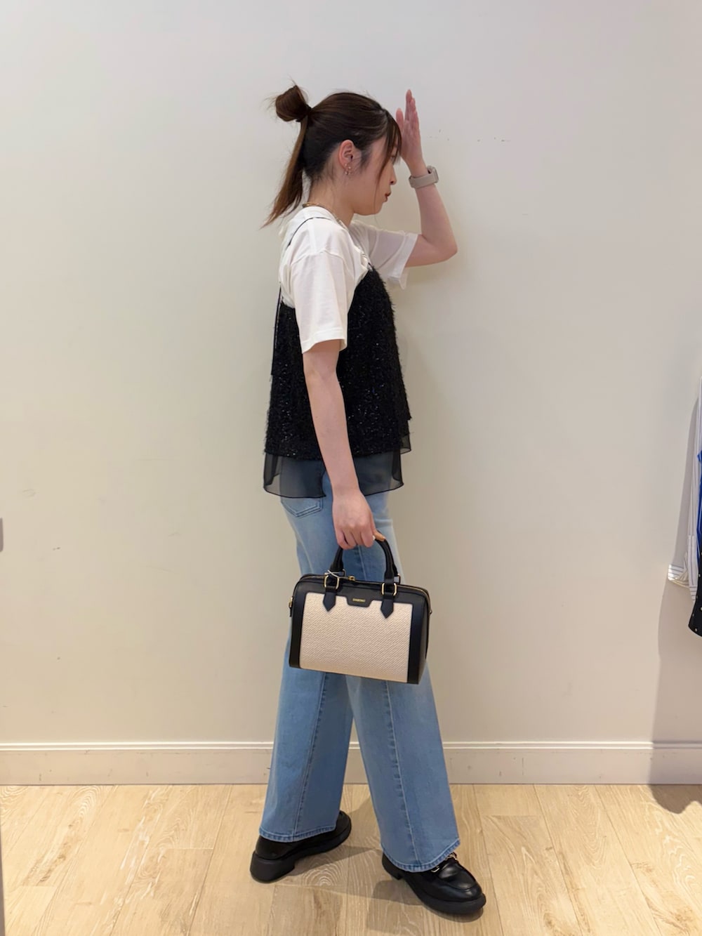 ブラック系のボストンバッグ、ホワイト系のTシャツ/カットソー、ブラック系のシャツ/ブラウスを着用したレディースの春コーディネートの3枚目の写真