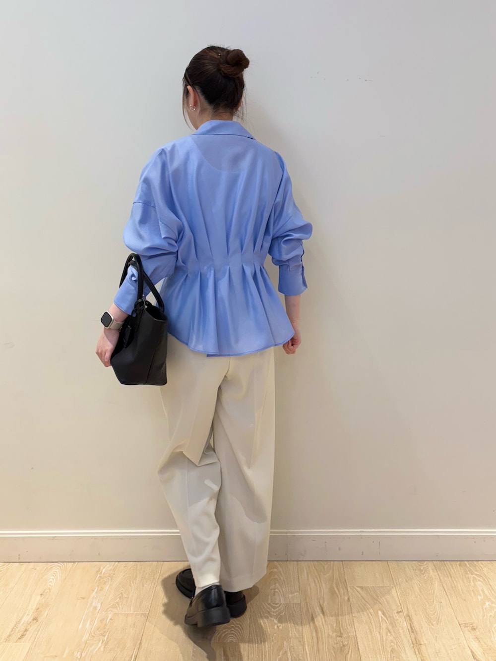 ブルー系のシャツ/ブラウス、ホワイト系のタンクトップ、ブラック系のトートバッグを着用したレディースの春コーディネートの3枚目の写真