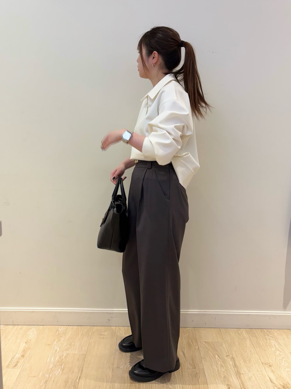 ブラック系のトートバッグ、グレー系のその他パンツ、ブラック系のタンクトップを着用したレディースの冬コーディネートの2枚目の写真