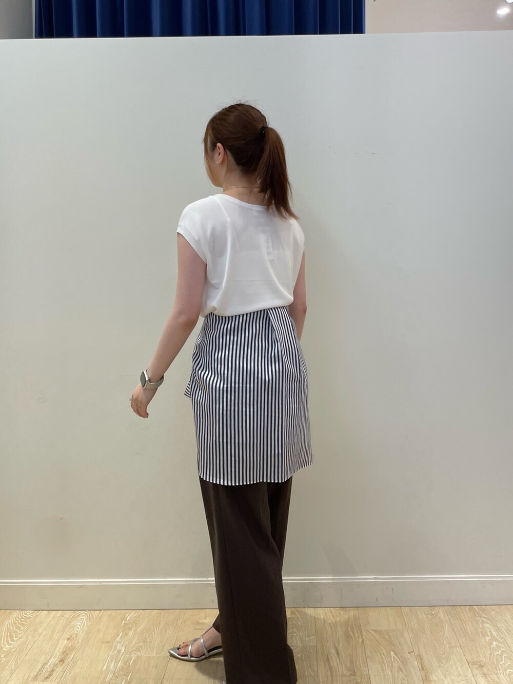 ブラウン系のその他パンツ、ホワイト系のニット/セーター、ブルー系のシャツ/ブラウスを着用したレディースの夏コーディネートの3枚目の写真