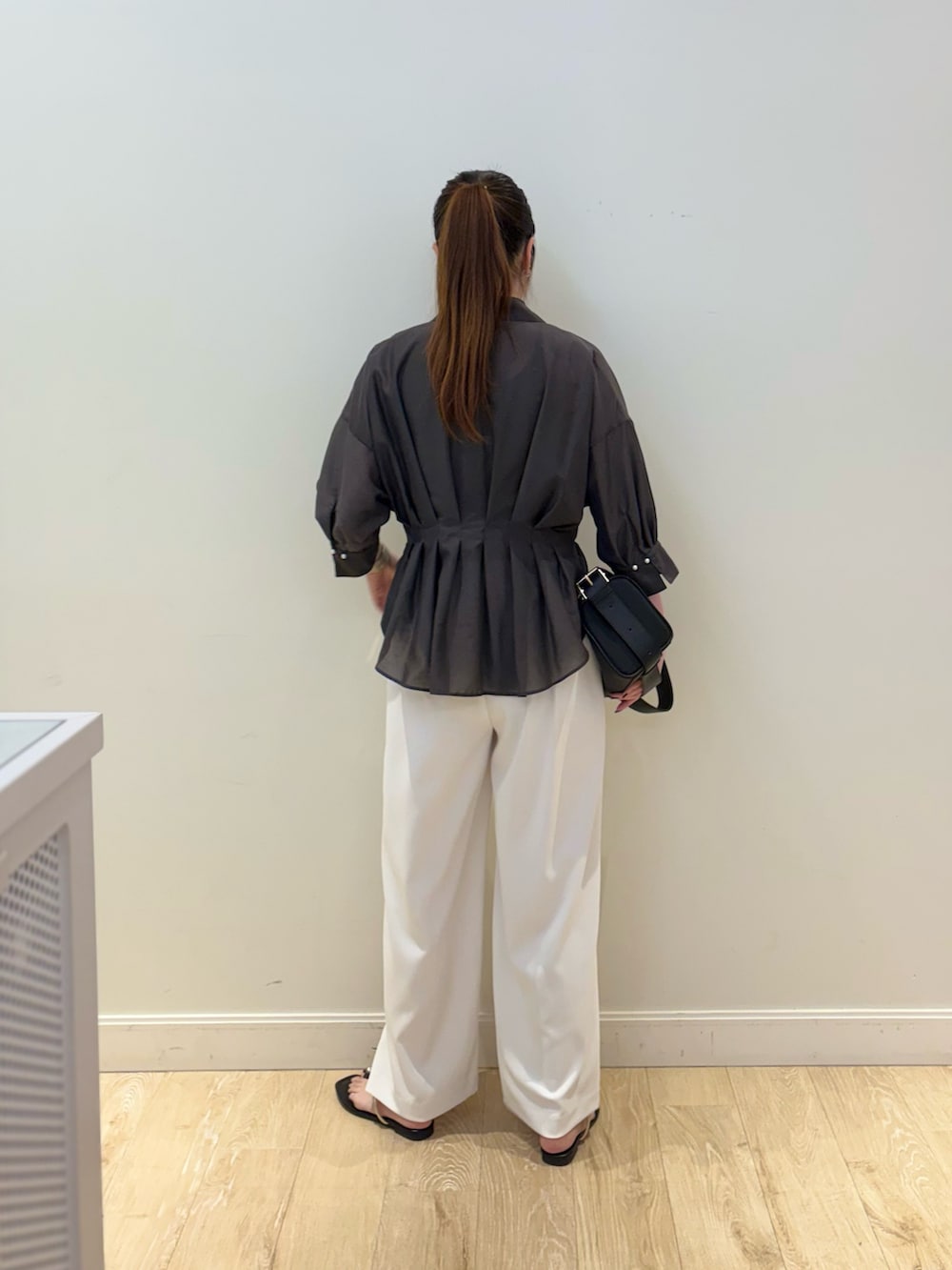 ブラック系のタンクトップ、ブラック系のショルダーバッグ、ホワイト系のその他パンツを着用したレディースの夏コーディネートの4枚目の写真