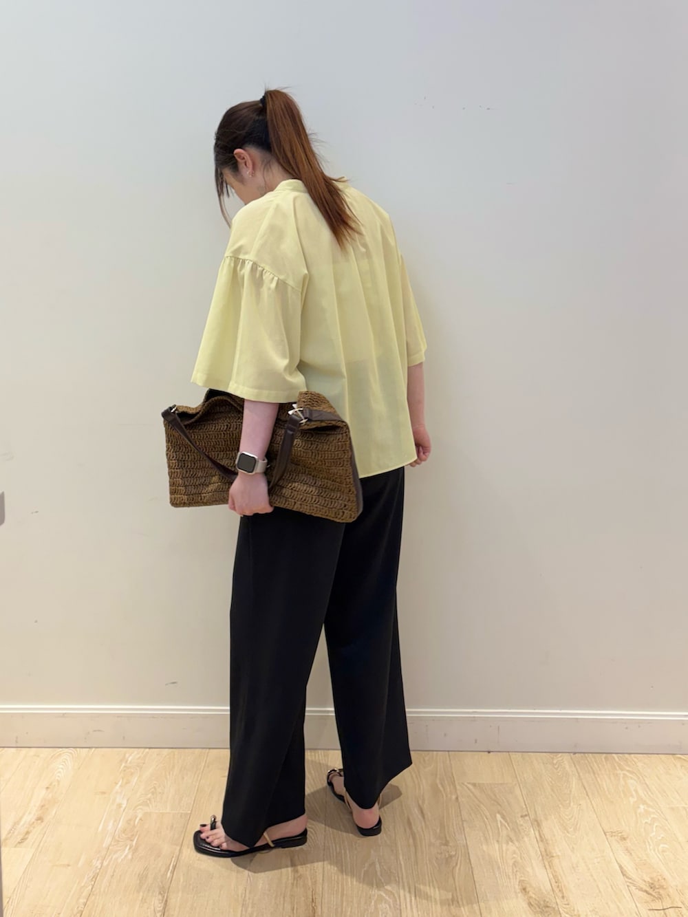 ブラック系のその他パンツ、ブラウン系のショルダーバッグ、イエロー系のシャツ/ブラウスを着用したレディースの春コーディネートの2枚目の写真