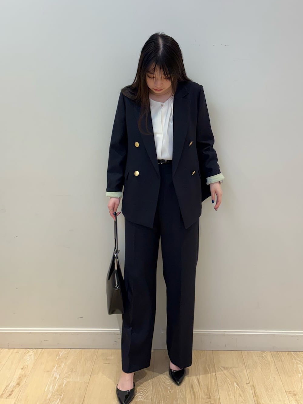 ブラック系のショルダーバッグ、ベージュ系のその他パンツ、ベージュ系のテーラードジャケットを着用したレディースの秋コーディネートの4枚目の写真