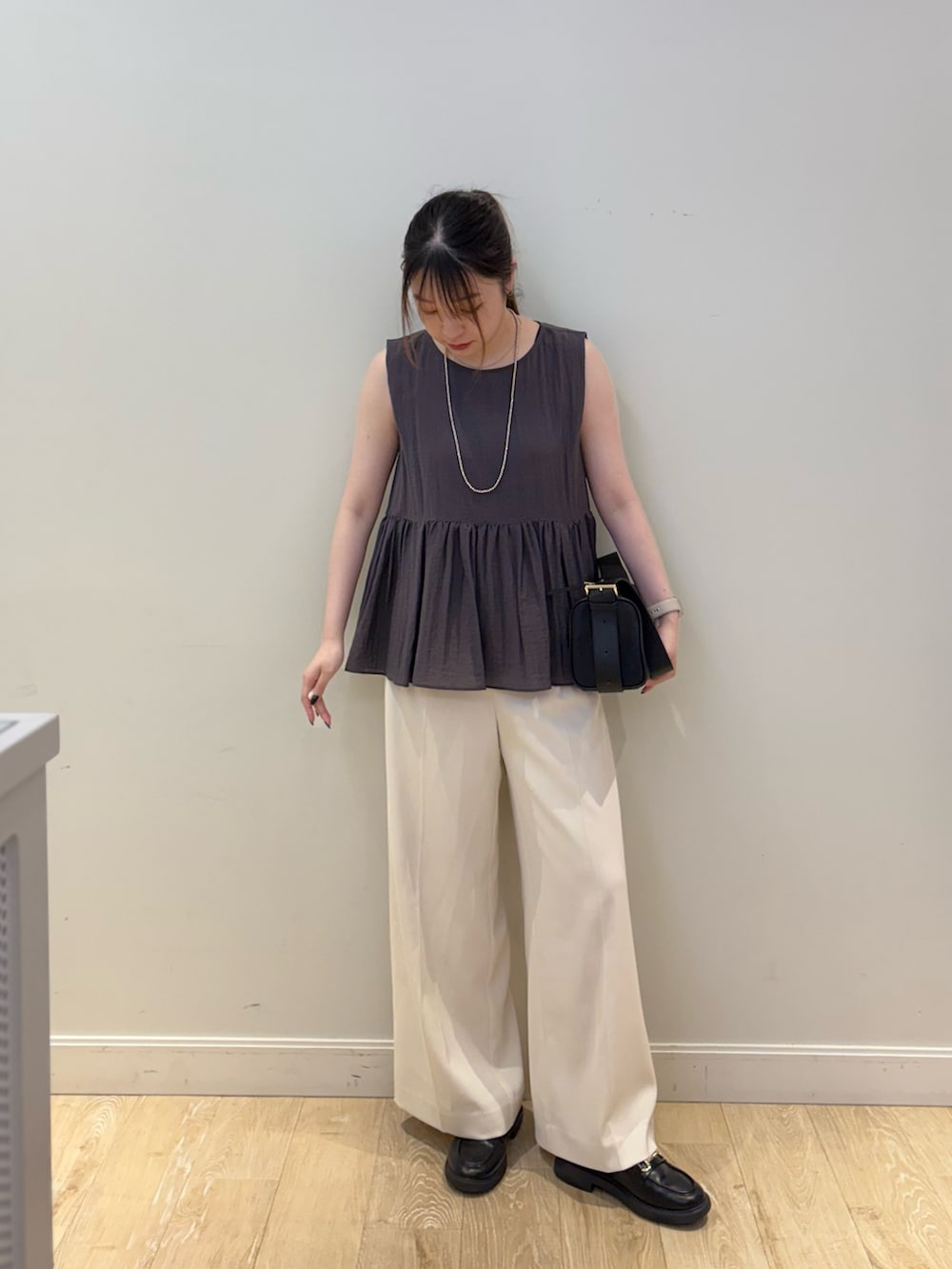 ブラック系のショルダーバッグ、ホワイト系のその他パンツ、グレー系のシャツ/ブラウスを着用したレディースの夏コーディネートの4枚目の写真