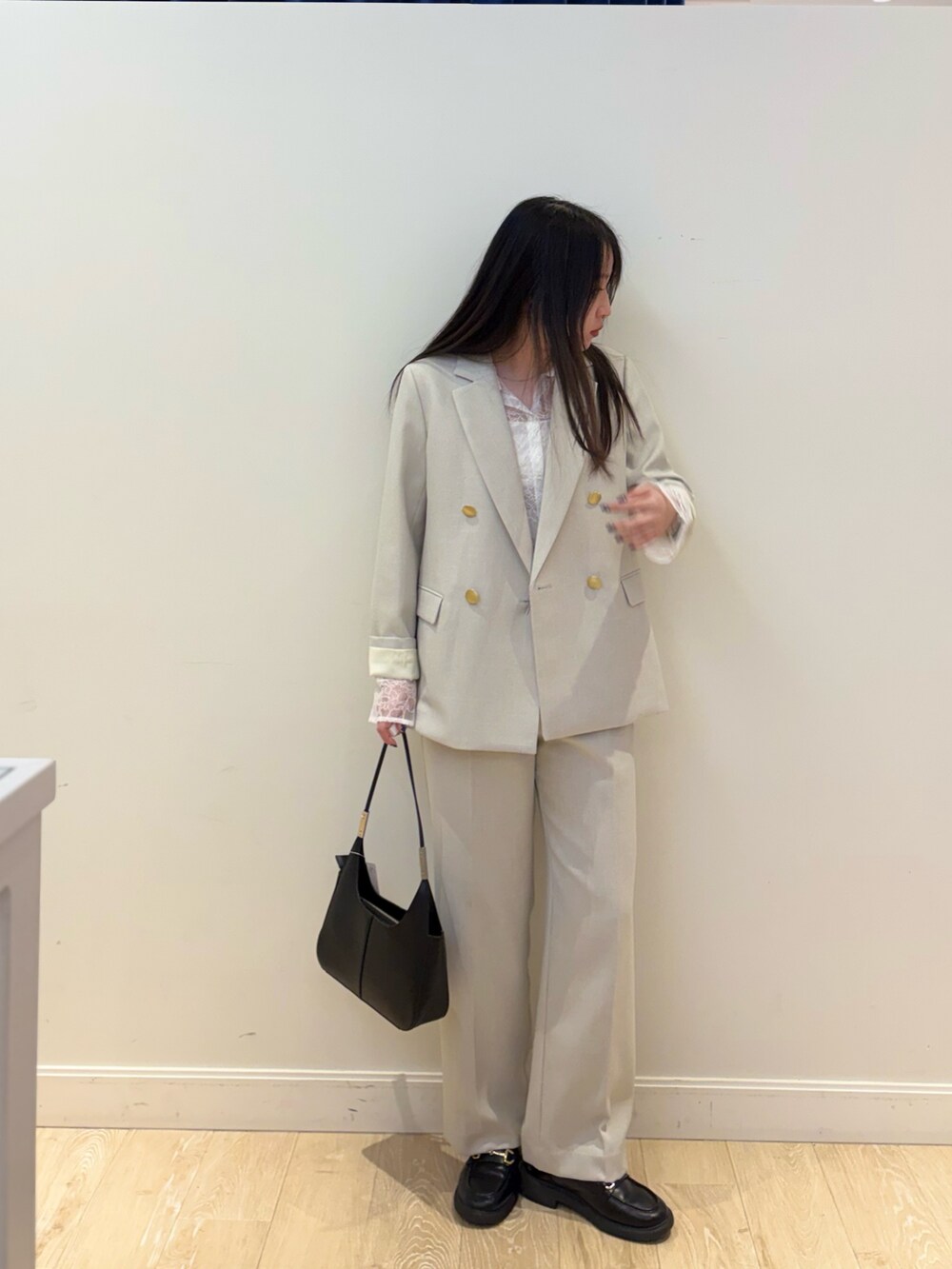 ブラック系のショルダーバッグ、ホワイト系のシャツ/ブラウス、ベージュ系のその他パンツを着用したレディースの秋コーディネートの4枚目の写真