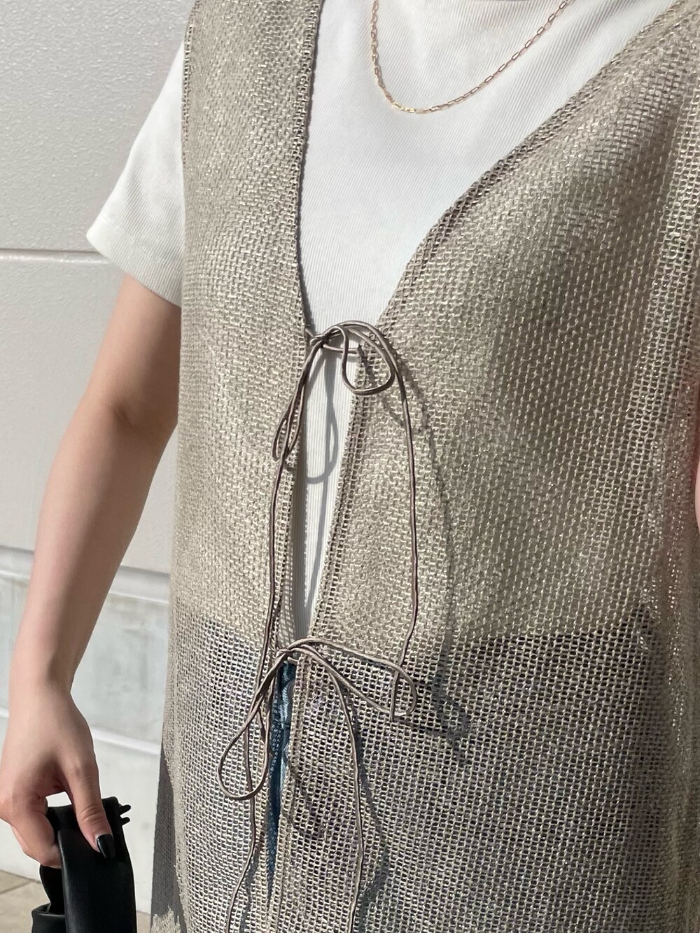 ベージュ系のブルゾン、ホワイト系のTシャツ/カットソー、ブラック系のショルダーバッグを着用したレディースの夏コーディネートの6枚目の写真